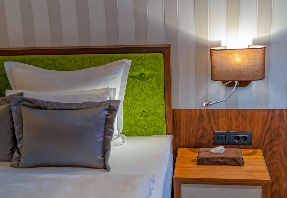 HERITAGE HOTEL KRONE 30/77