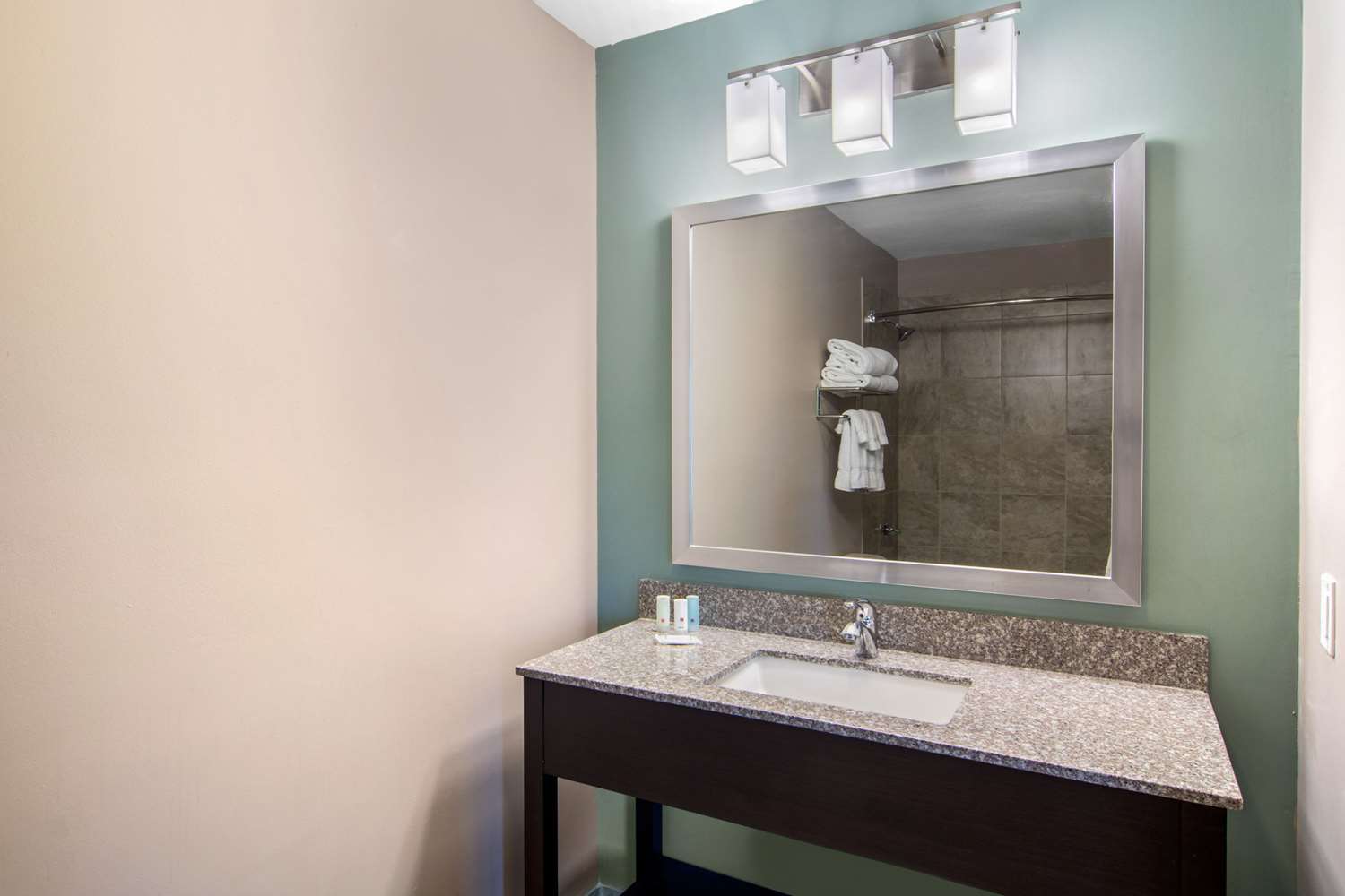 غرفة بسريرين كوين، Clarion Inn & Suites Atlanta Downtown 3/3