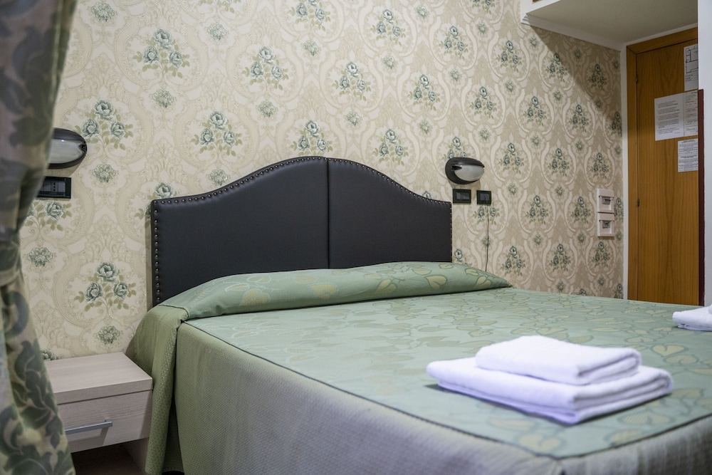 Hotel Ferrarese Roma 28/49