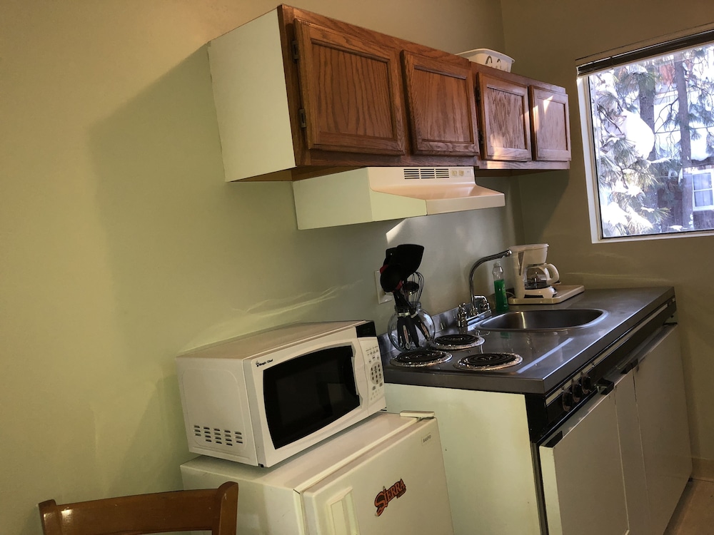 Cedar Inn & Suites 53/64