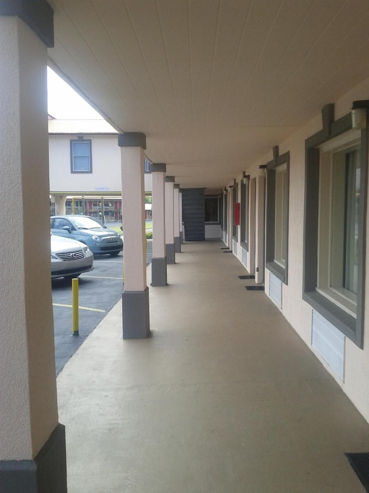 Econo Lodge Calhoun North Damascus 27/41