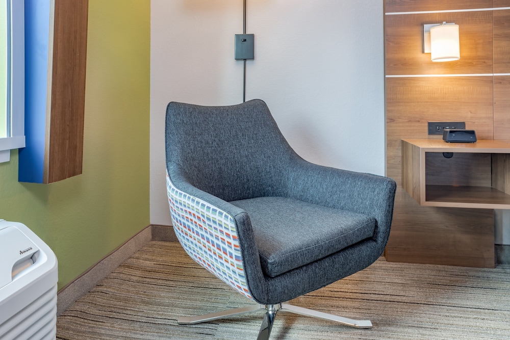 Holiday Inn Express & Suites Elkhart North 25/38