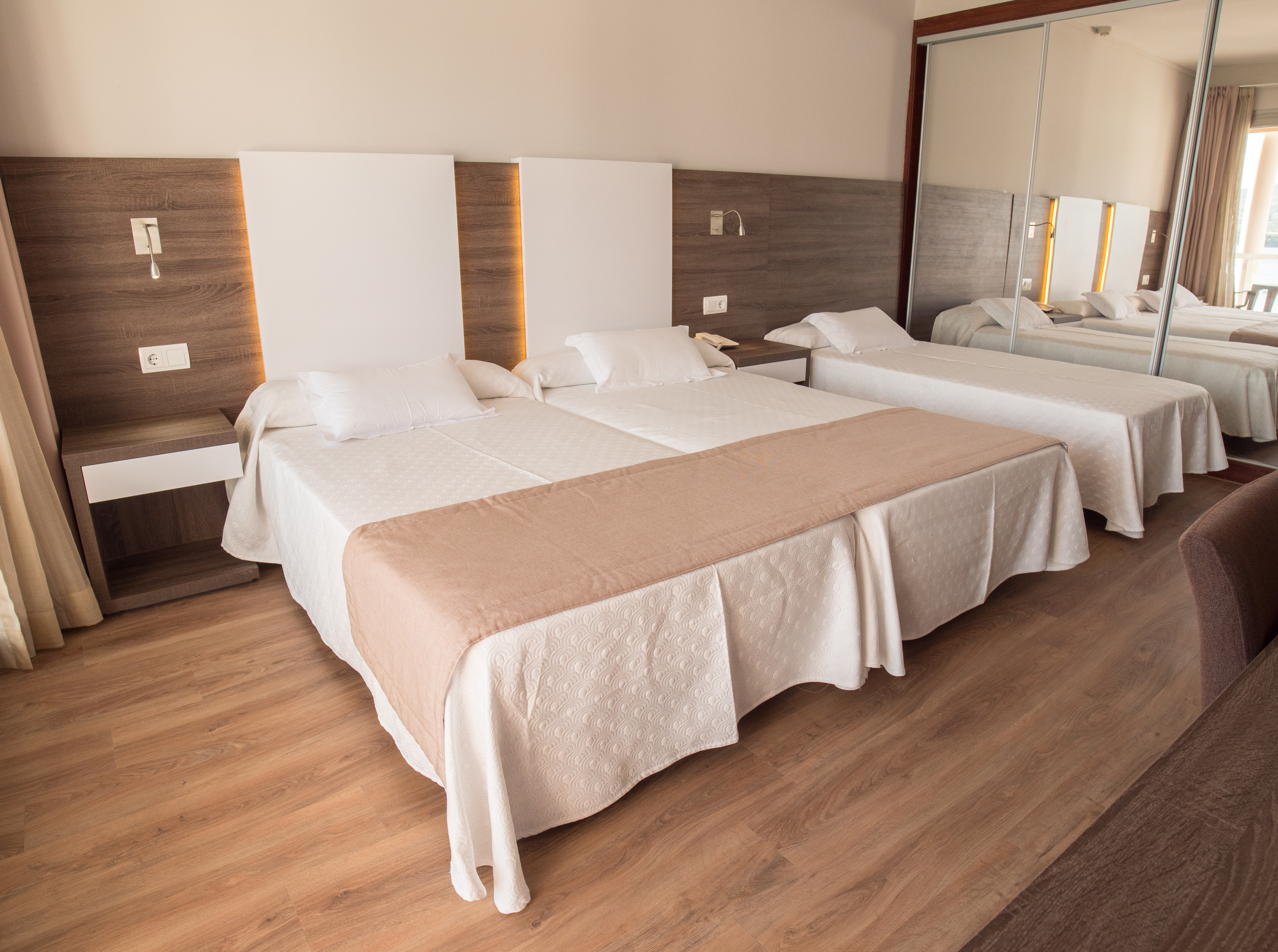 غرفة ثلاثية بإطلالة على البحر، Hotel Seramar Comodoro Playa 2/3