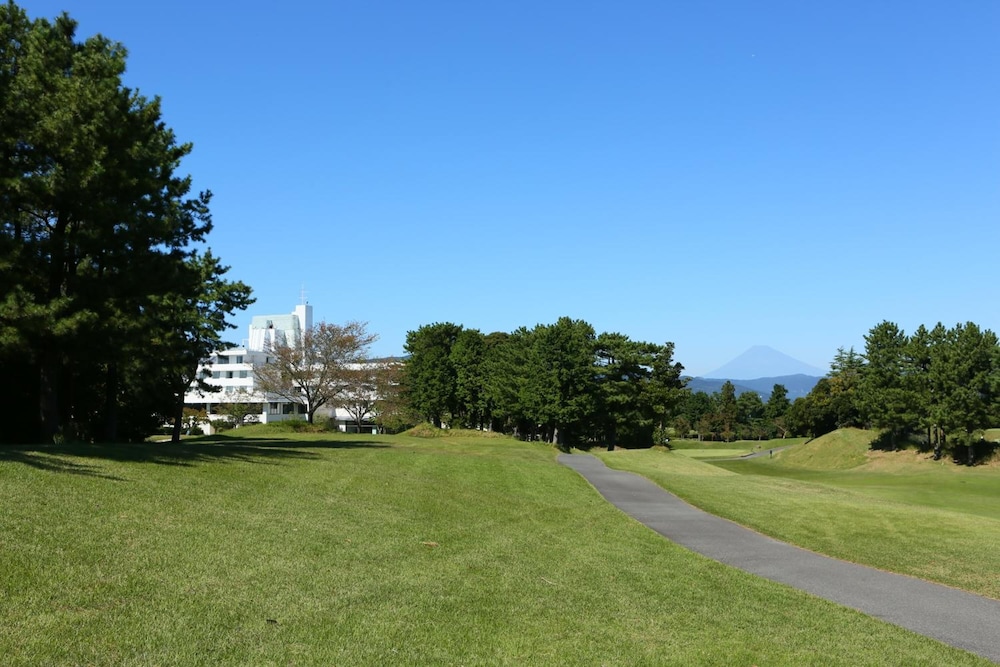 SOUTHERN CROSS RESORT 66/68