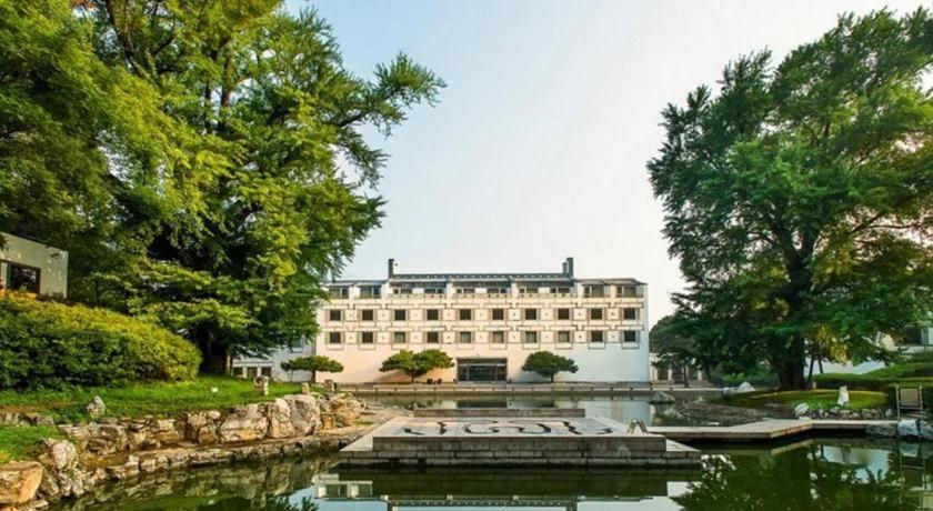 Fragrant Hill Hotel 53/60
