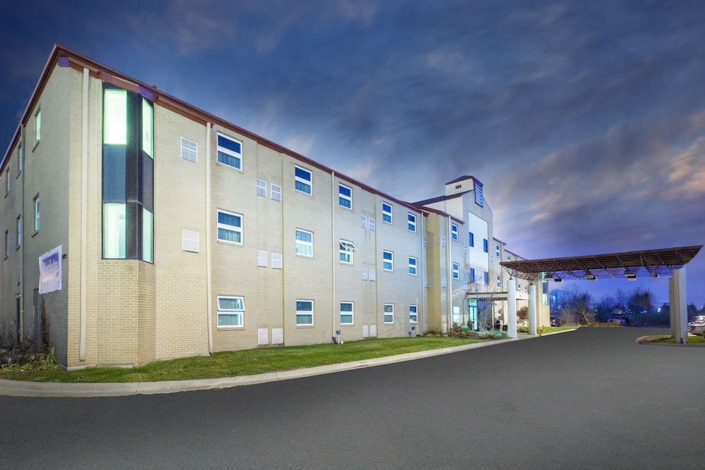 Travelodge by Wyndham Romulus Detroit Airport 3/23
