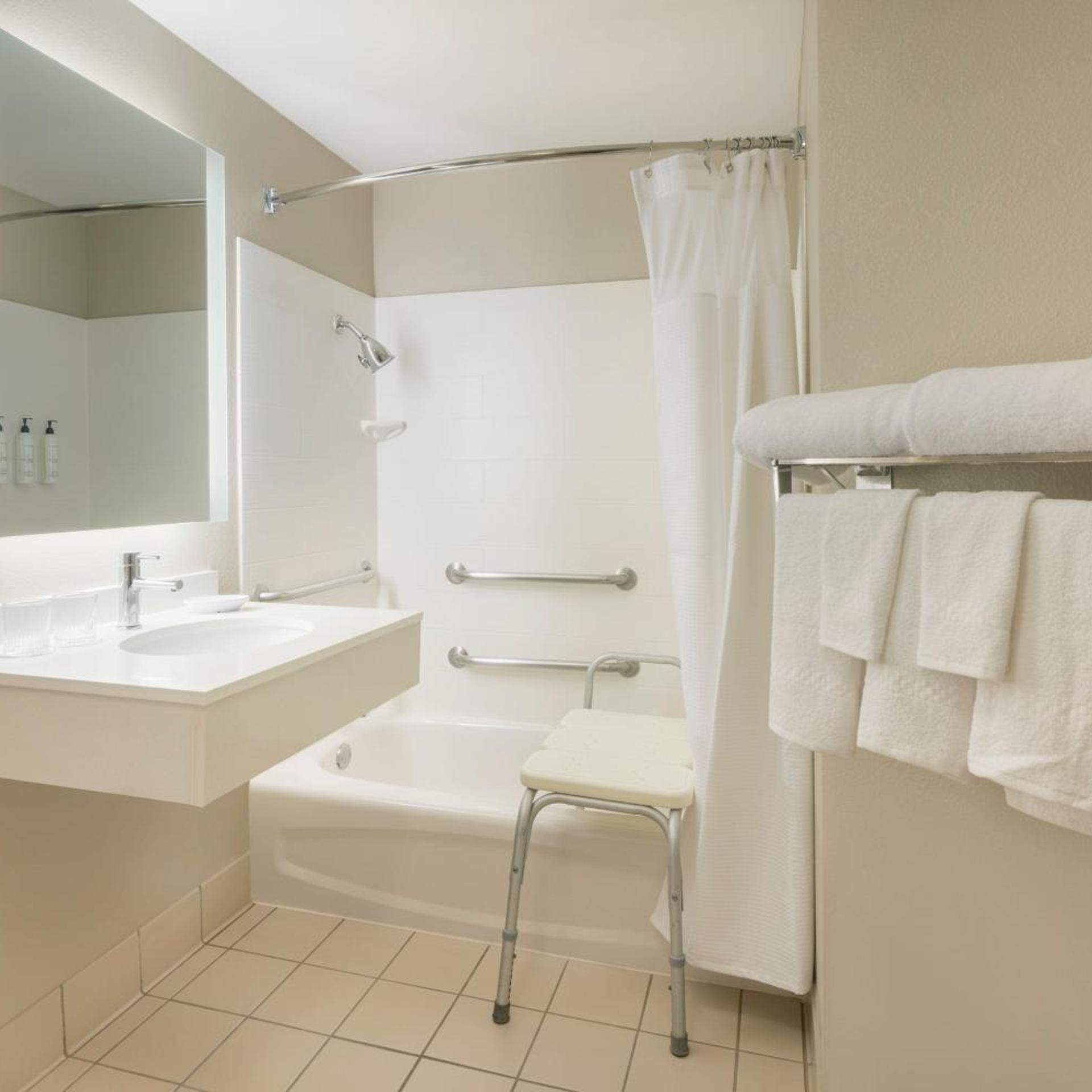 جناح بسريرين مزدوجين مع أريكة بحوض استحمام لذوي الإعاقة، Springhill Suites By Marriott Newark Liberty International 6/8