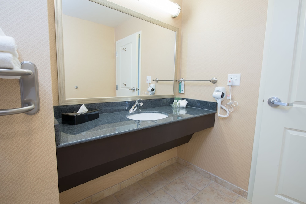 Holiday Inn Bismarck 23/70