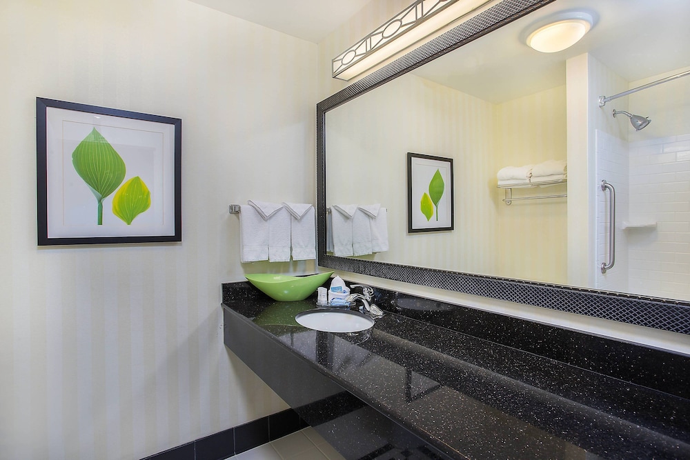 Fairfield Inn Suites By Marriott Louisville East 47/50