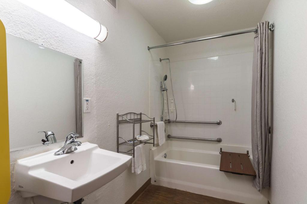 1 King Bed - Mobil Access Tub Nsmk Kitchen، Motel6 Uvalde, TX 7/9