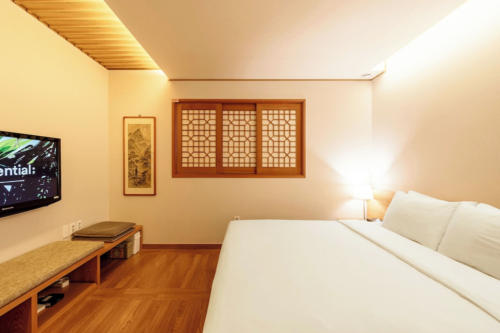 Korean, Standard, King Bed, No Parking