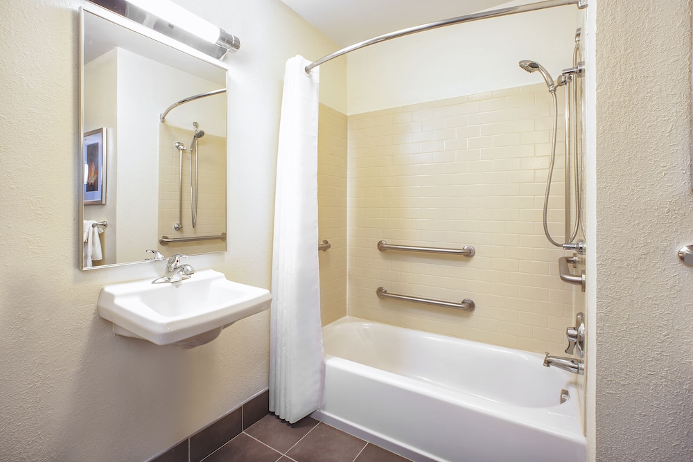 Candlewood Suites Indianapolis 15/39