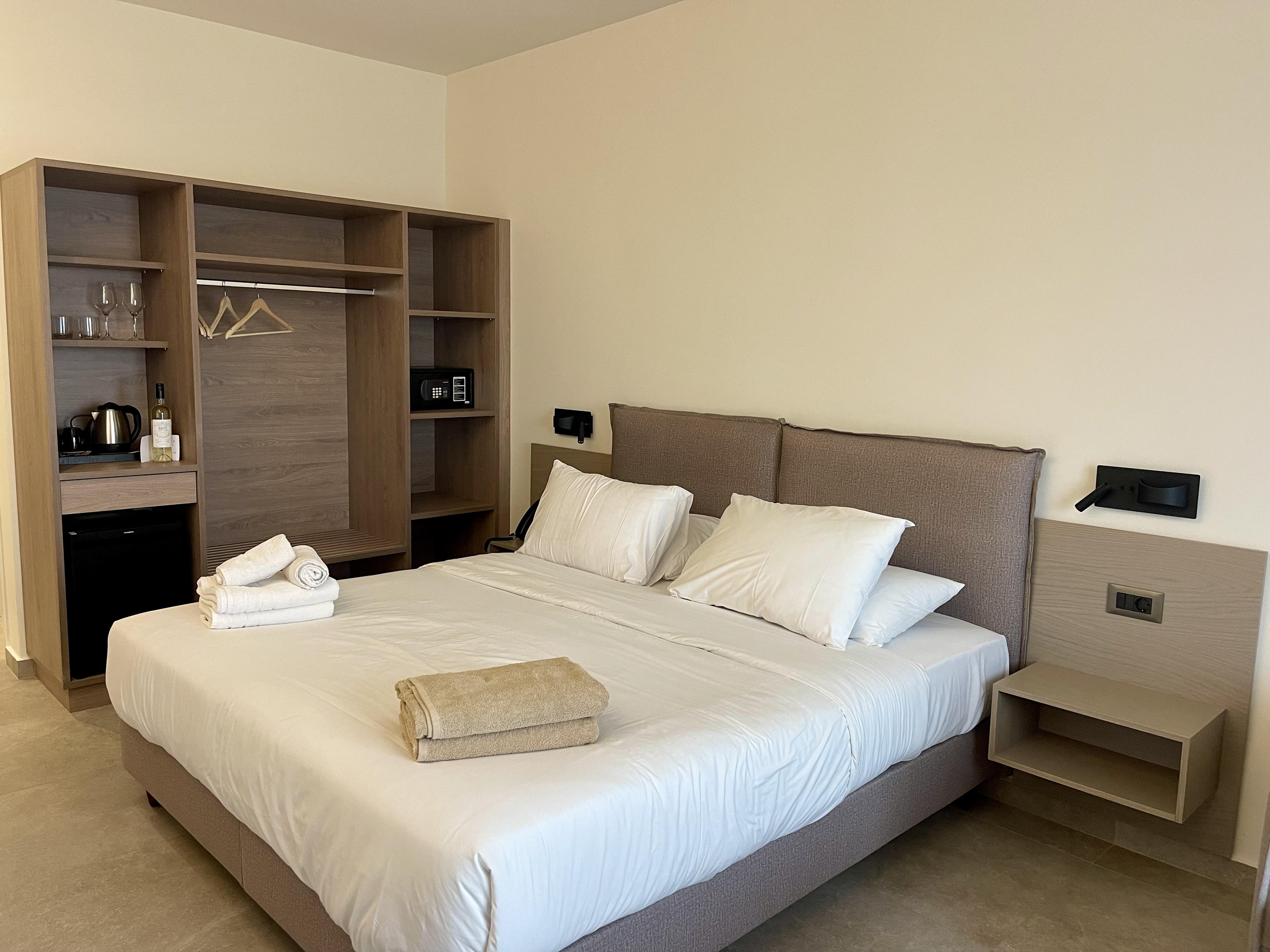 Deluxe, Double Bed, Pool and Sea View