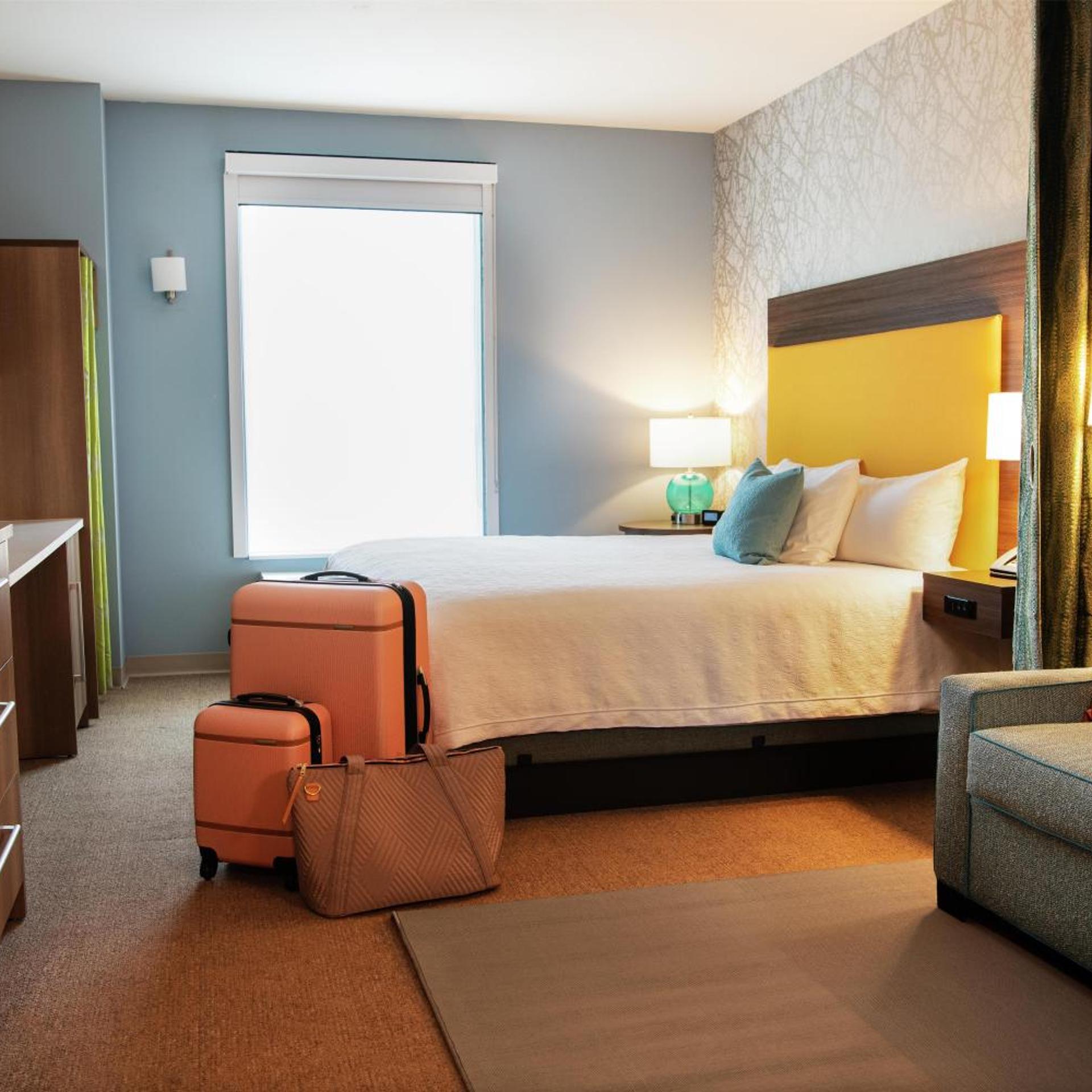 STUDIO, SUITE, KING BED