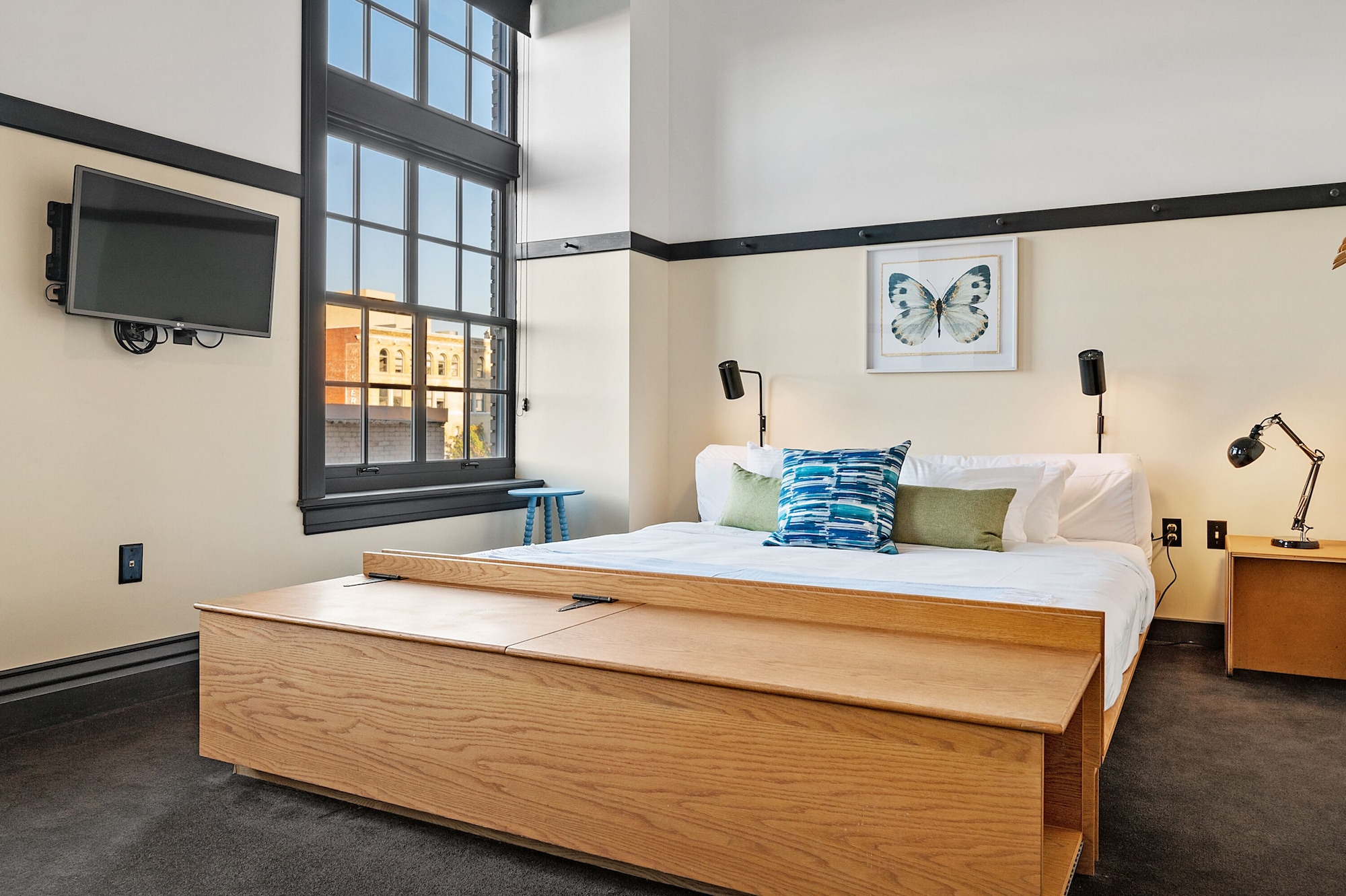 Deluxe, King Bed, The Maverick by Casa 2/5