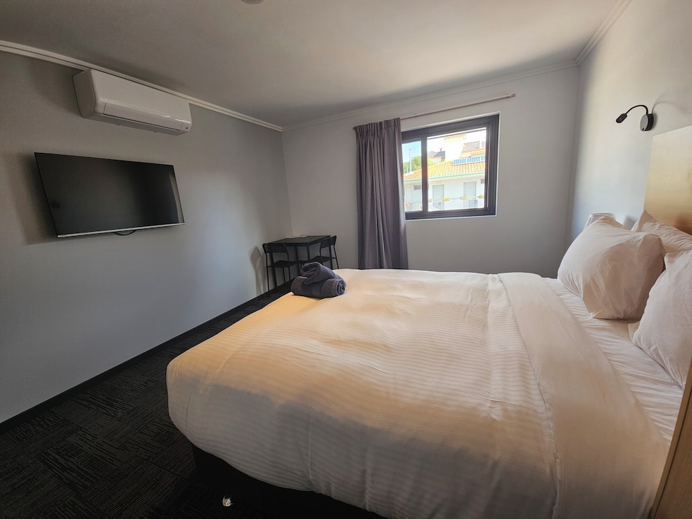 SUPERIOR, QUEEN BED