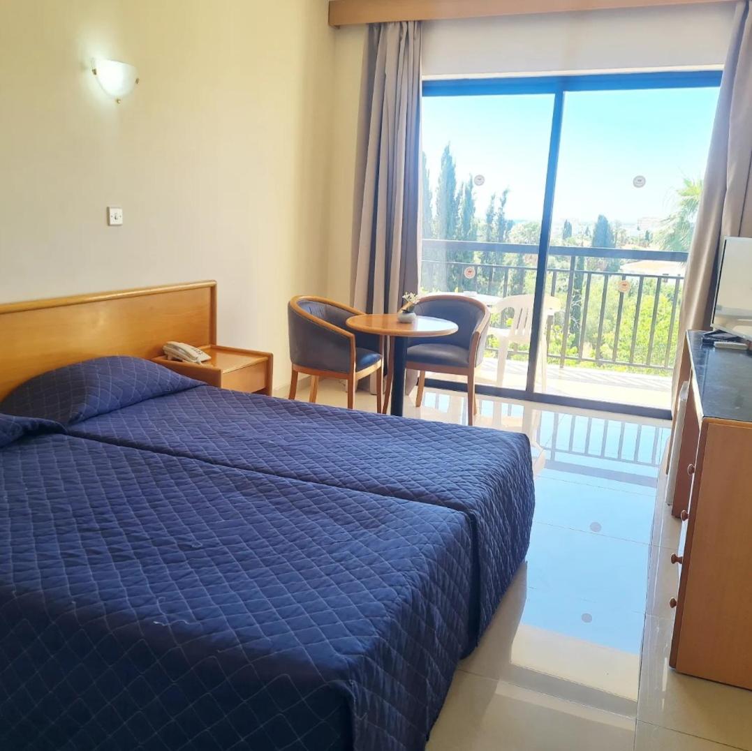 ROOM, SINGLE