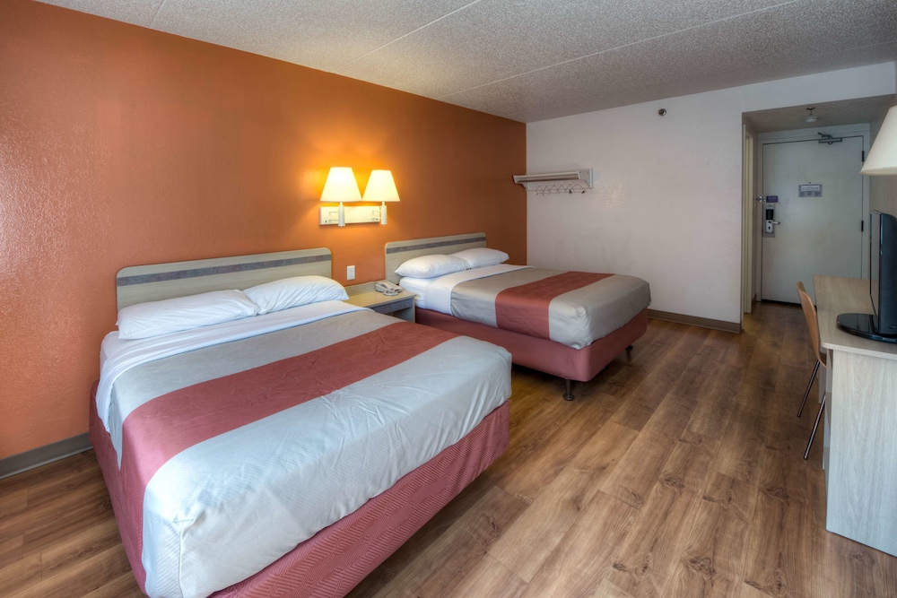 Motel6 Branford, CT - New Haven 36/58