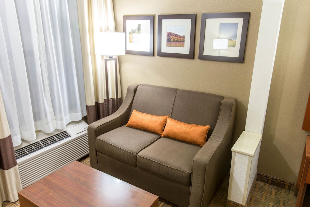 Comfort Inn & Suites Springfield I-44 24/38