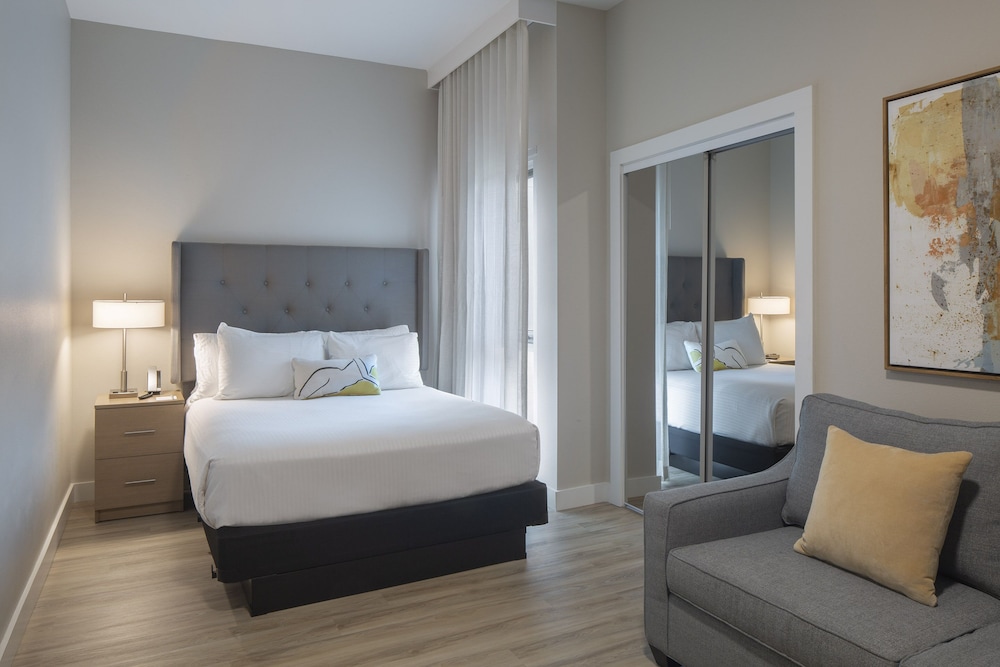 DELUXE, QUEEN BED, SOFA