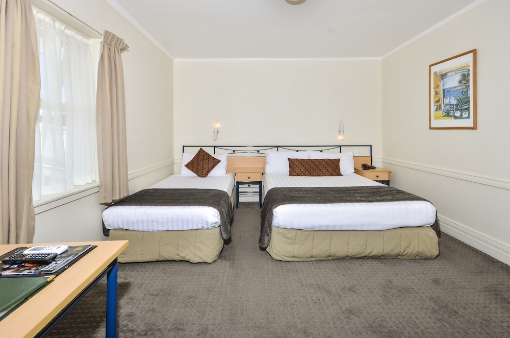 STUDIO, TWIN BEDS