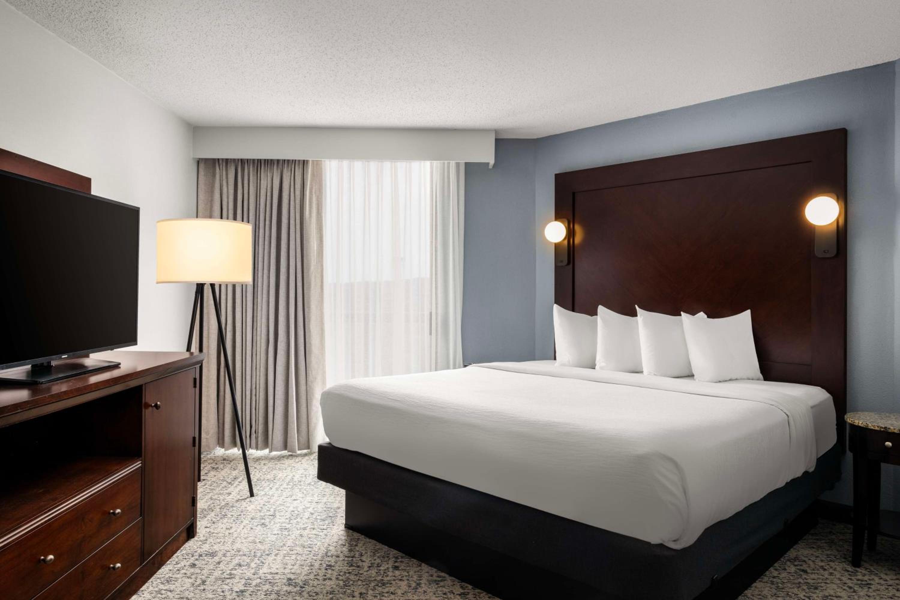 جناح بسرير كينج بغرفة نوم واحدة مع أريكة لذوي الإعاقة، Embassy Suites by Hilton Birmingham 3/5