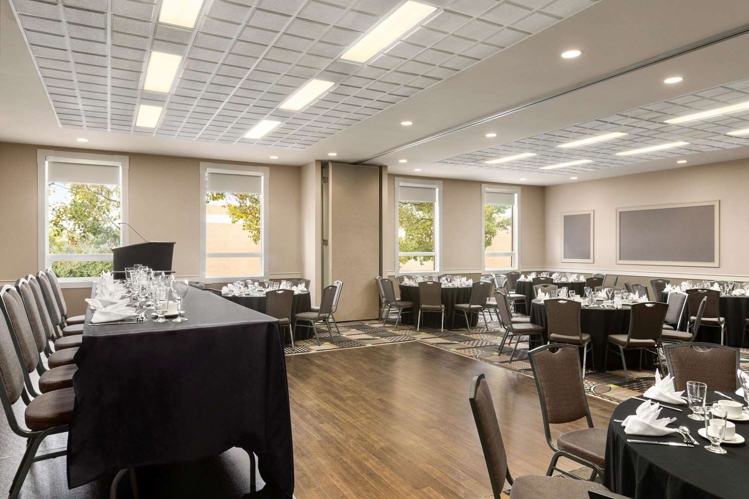 Royal Hotel Calgary, Trademark Collection by Wyndham 19/27