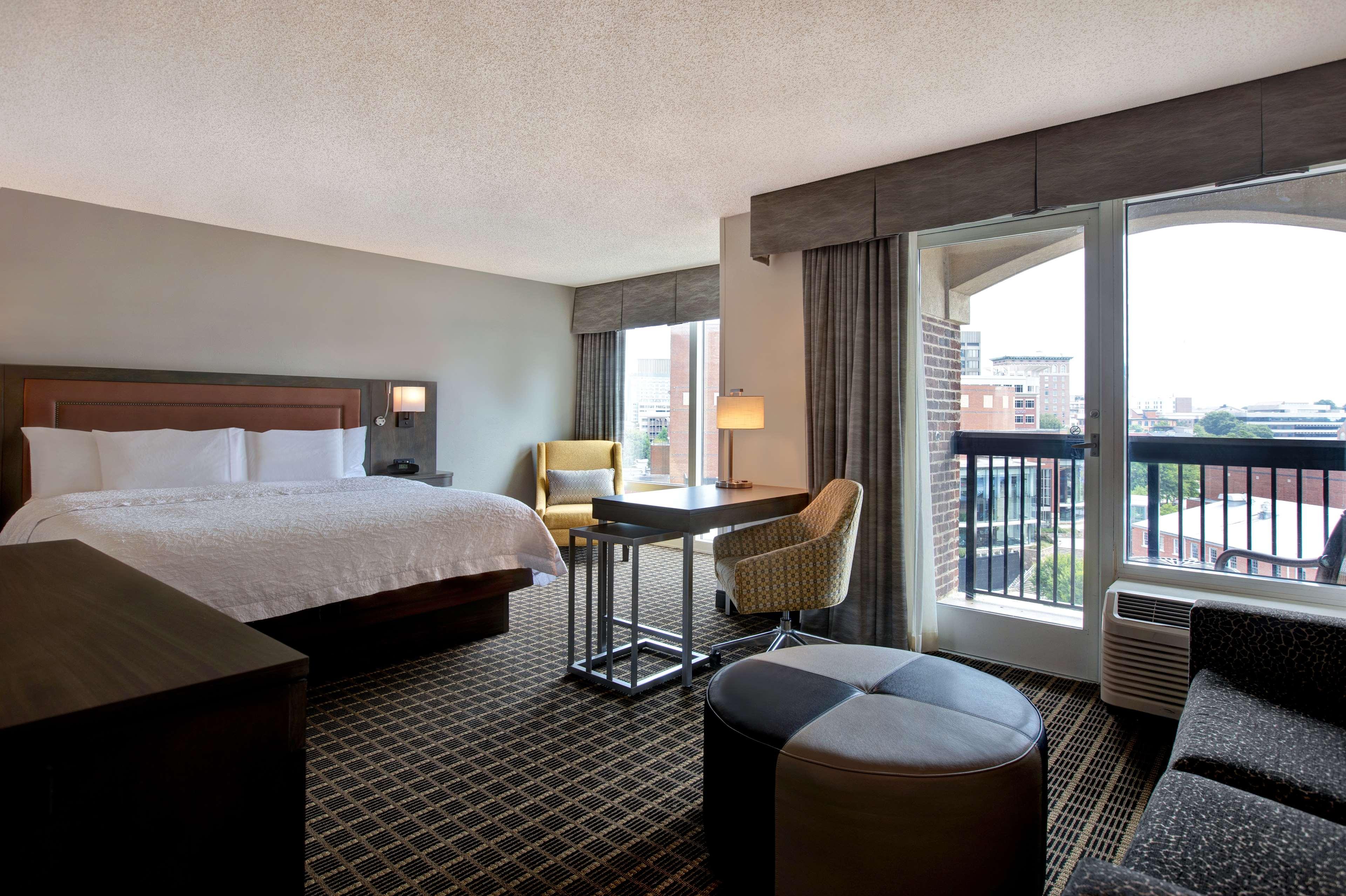 STUDIO, SUITE, KING BED, BALCONY