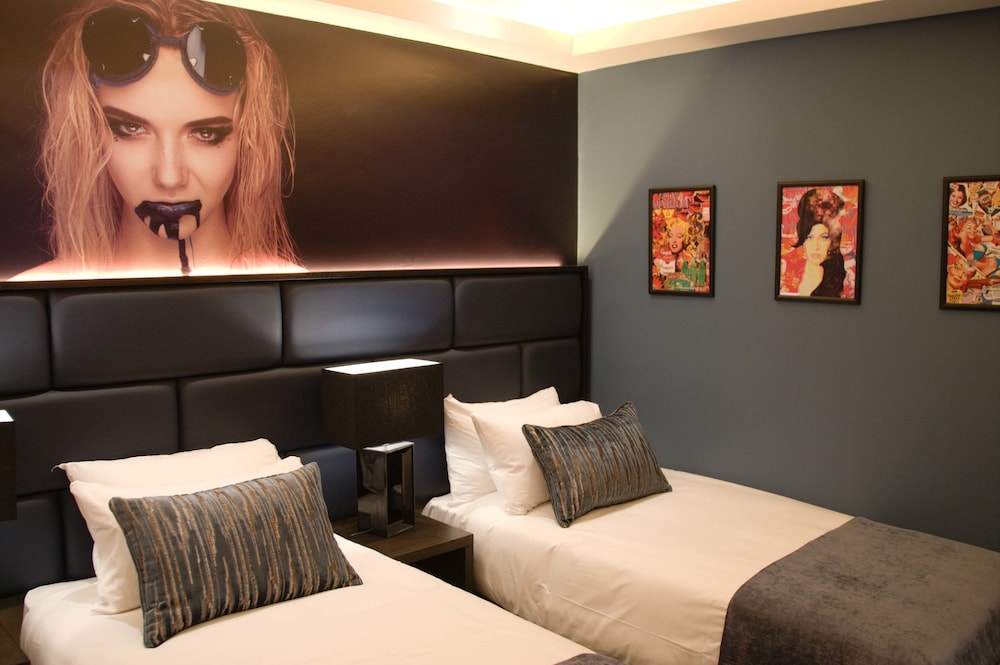 ROOM, TWIN BEDS