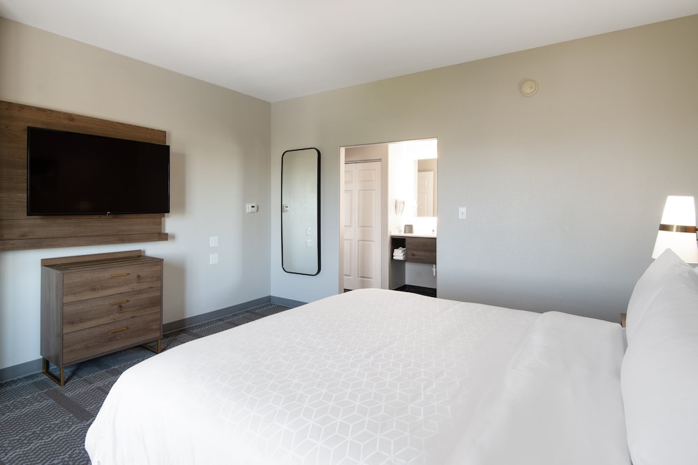 Staybridge Suites Phoenix-Glendale 20/65