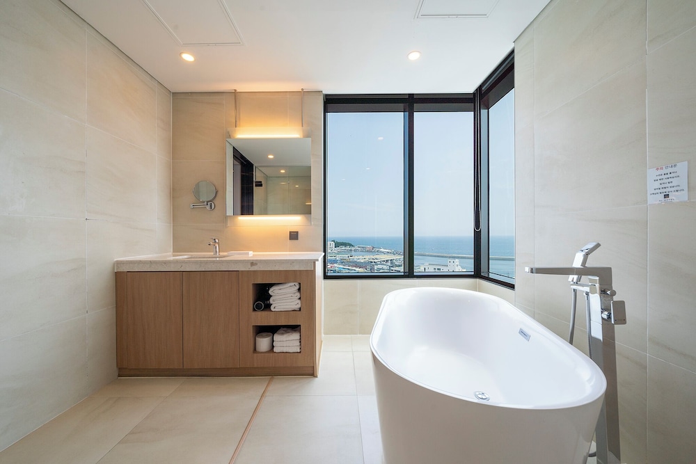 SL Hotel Gangneung 50/50