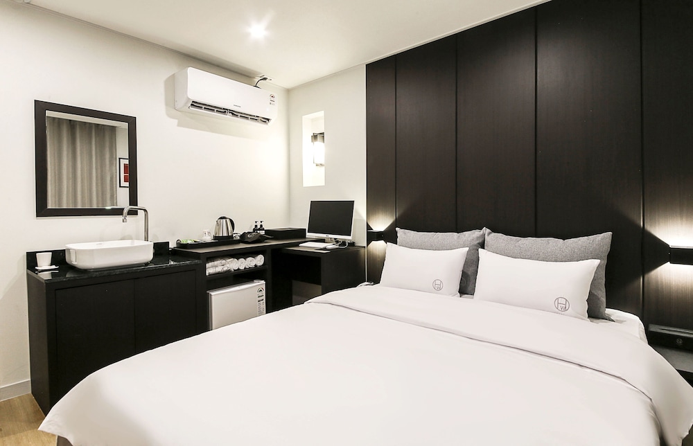 DELUXE, QUEEN BED