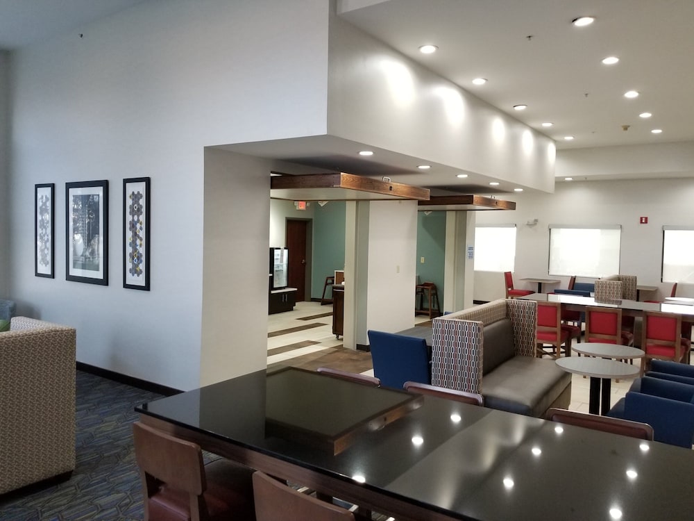 HOLIDAY INN EXPRESS BIRCH RUN(FRANKENMUTH AREA) 32/50