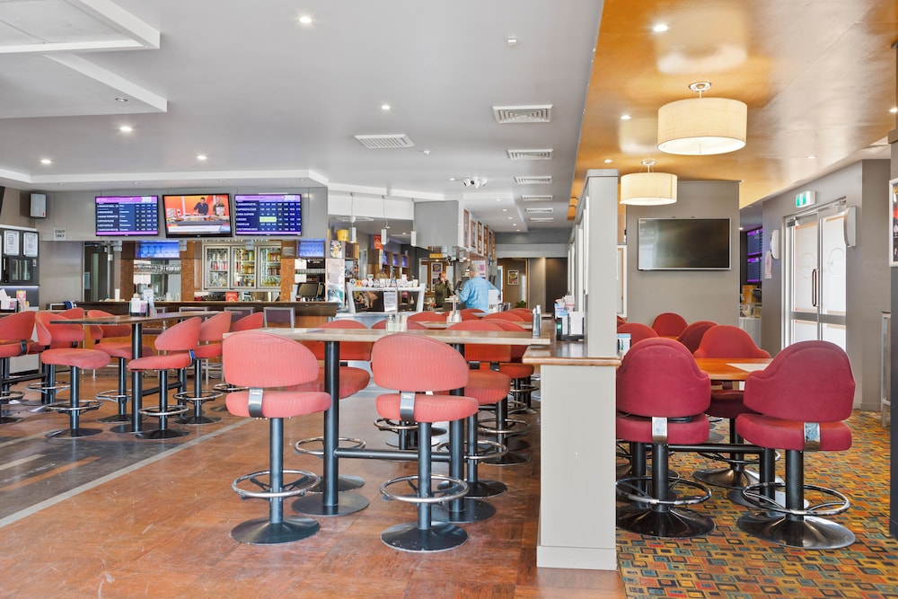 O'SHEA'S ROYAL HOTEL 38/56