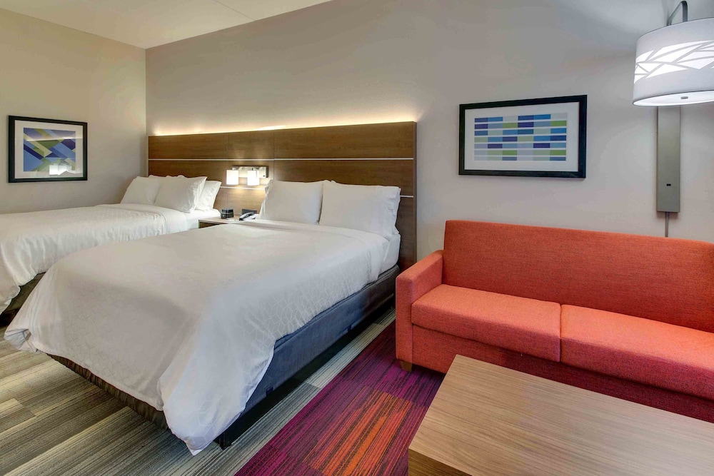 Holiday Inn Express & Suites Nashville Metrocenter Downtown 27/64
