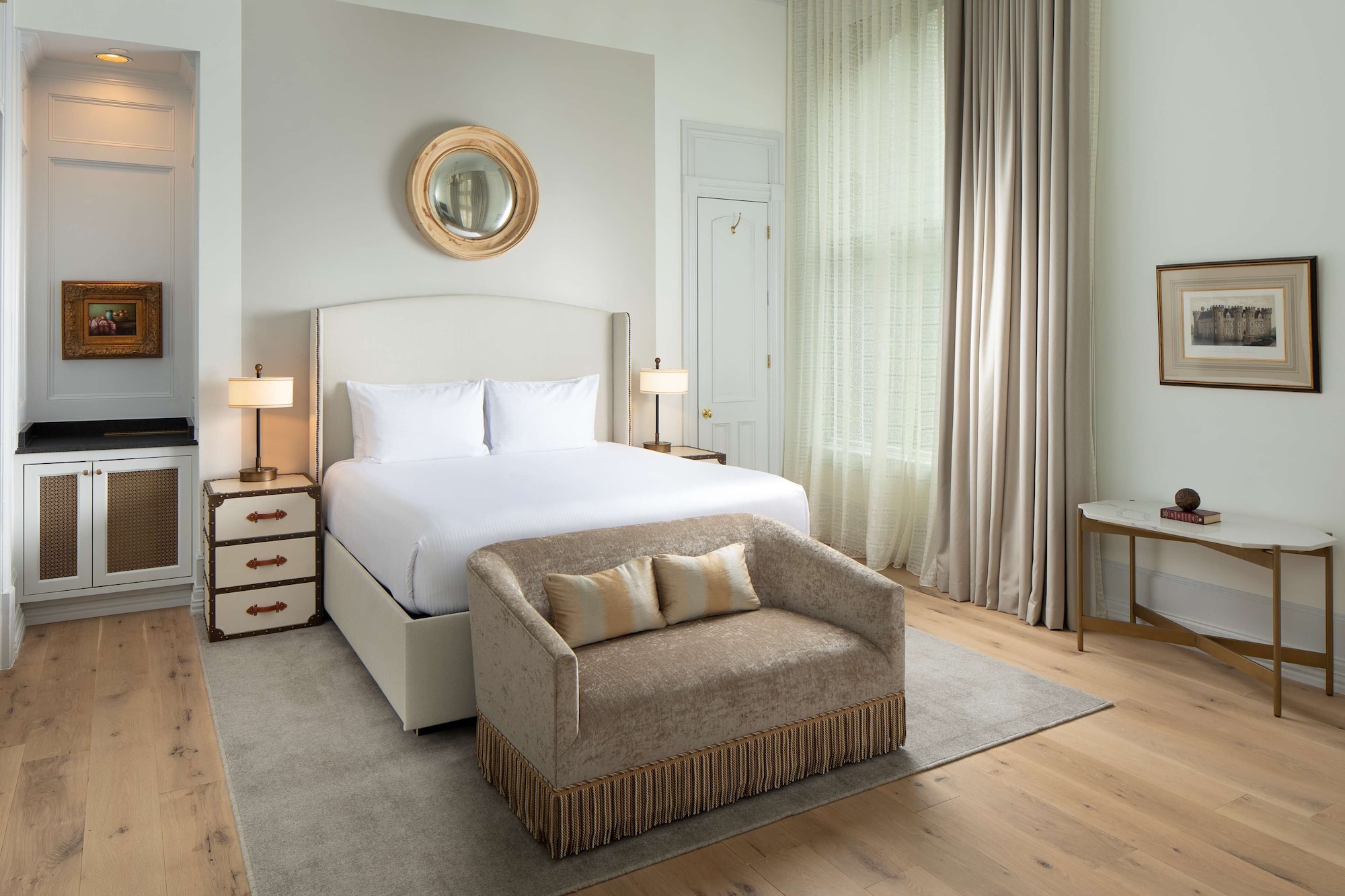 HISTORICAL, DELUXE, KING BED