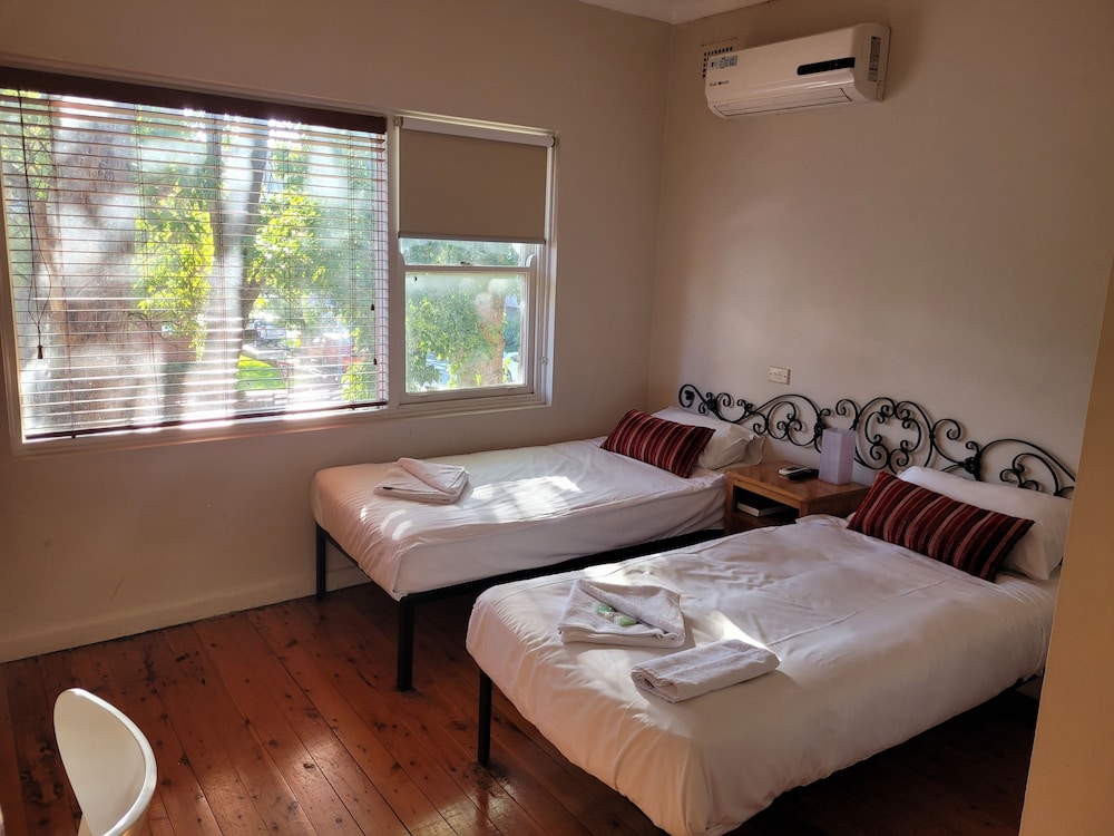 BURWOOD BED AND BREAKFAST 32/47