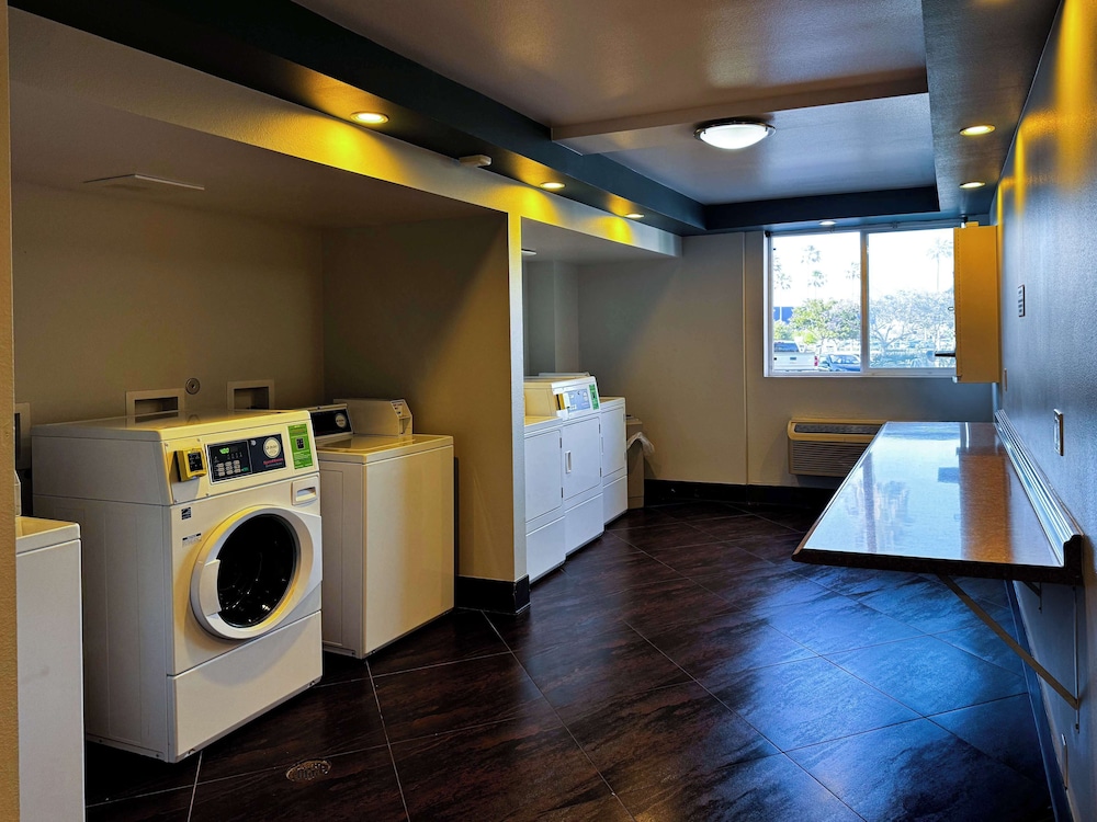 Studio6 Suites Carson, CA 24/37