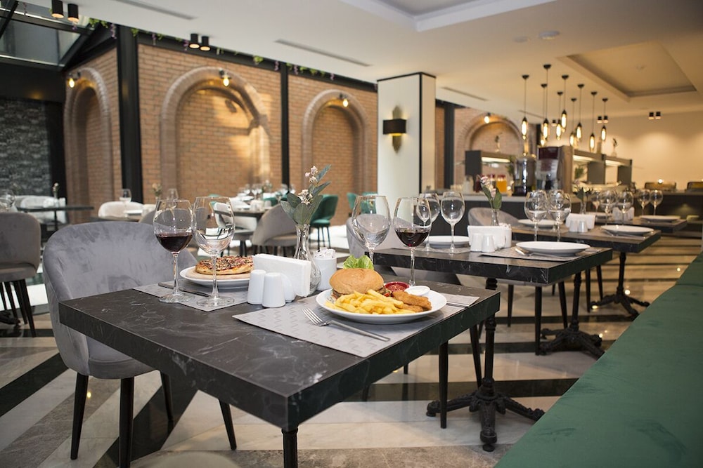 Emen S Hotel 32/48