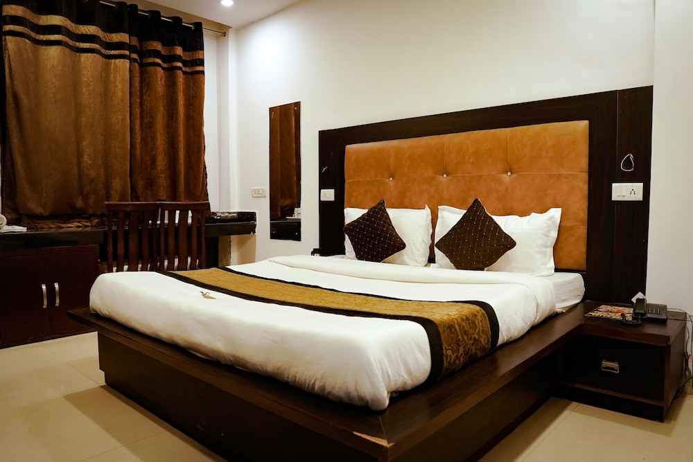 Oyo 12206 Hotel The Black Gold 17/50