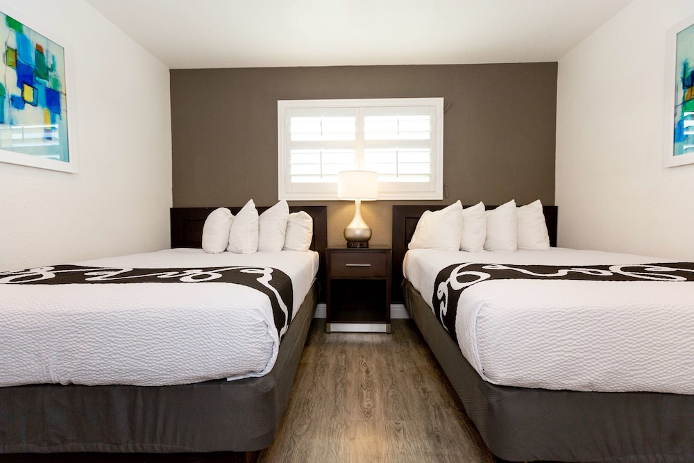 Suite, 1 Queen and 2 Double Beds