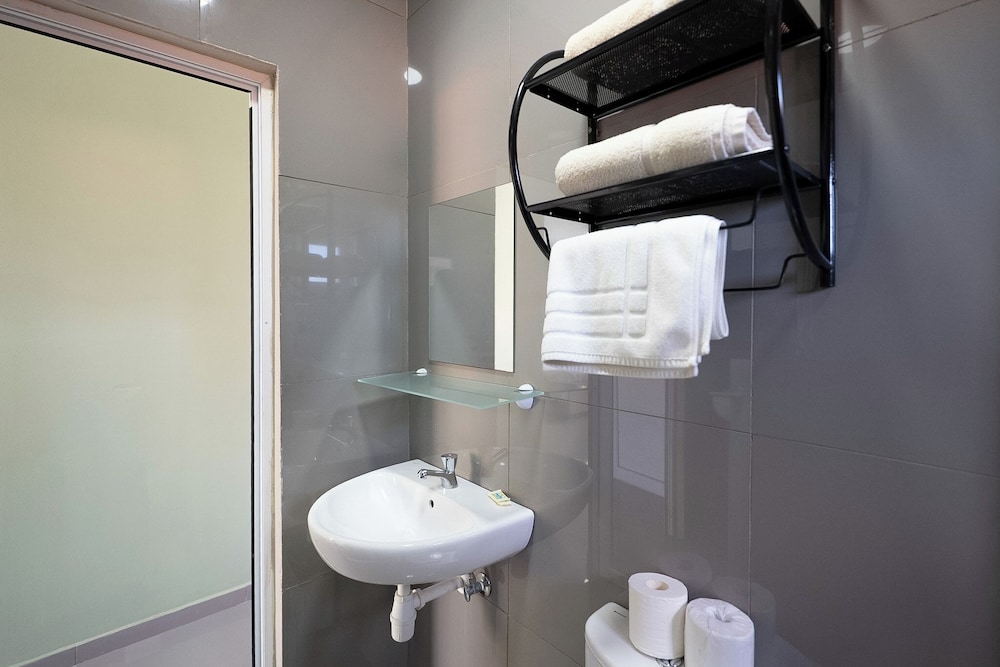 غرفة عائلية بسريرين كوين بإطلالة على المسبح مع أريكة، Delynne Boutique Hotel 8/10