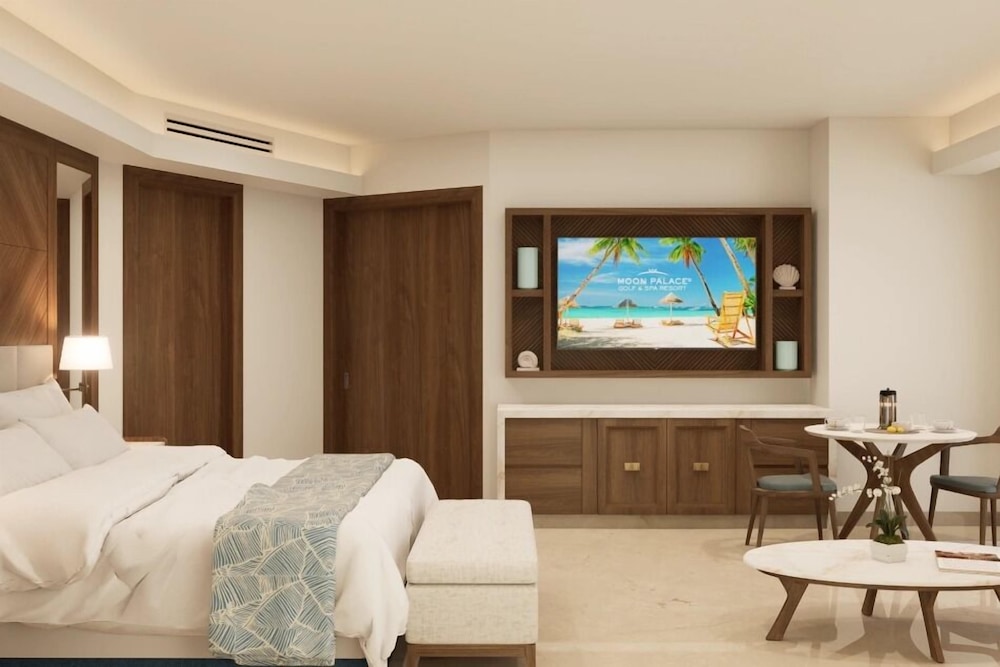 Presidential, Grand, Suite, 1 King and 2 Queen Beds, Golf Course View