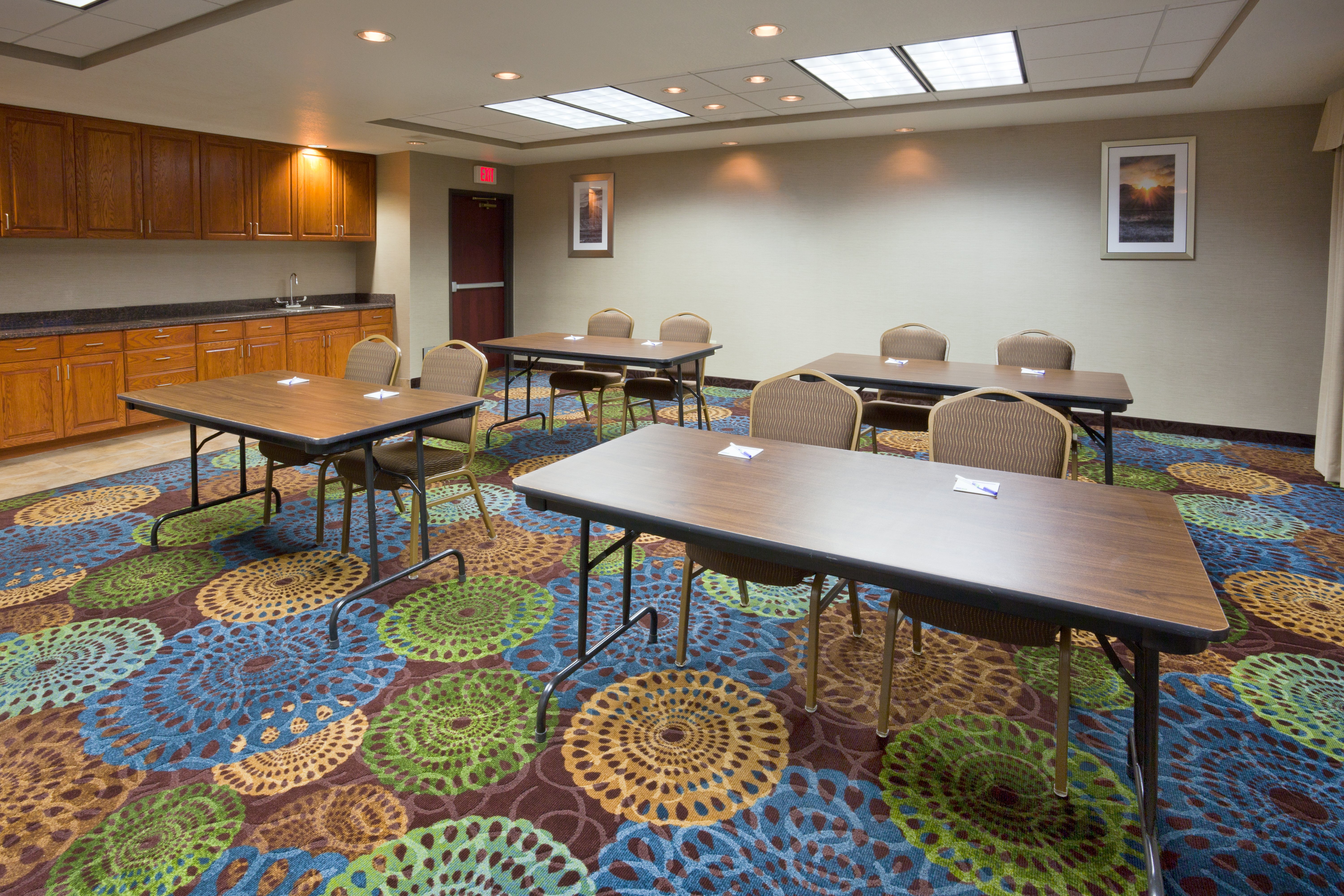 Holiday Inn Express Hotel Suites Aberdeen 58/61