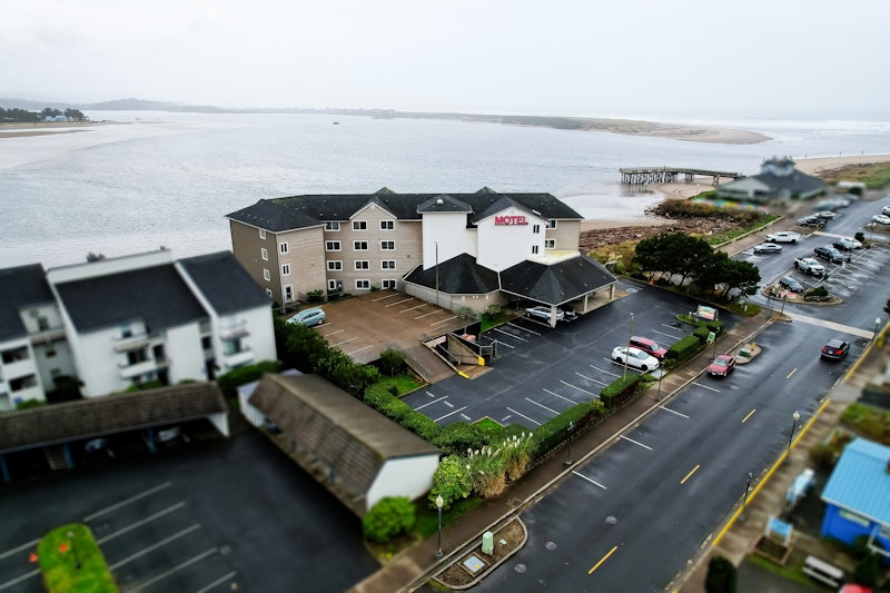 Siletz Bay Beachfront Hotel by OYO Lincoln City 6/71
