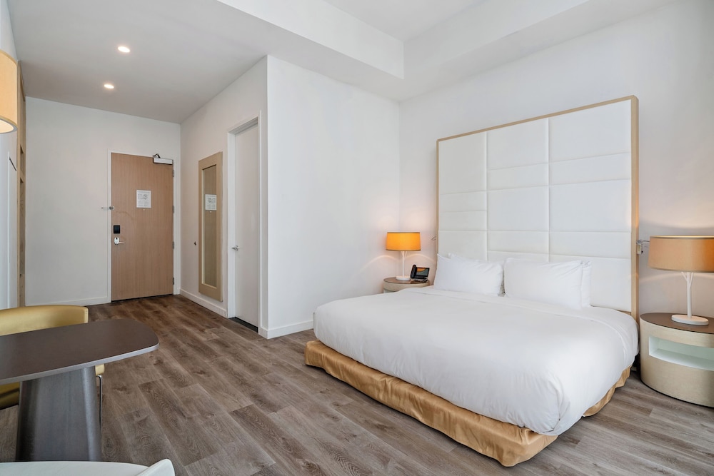 STANDARD, KING BED, CITY VIEW