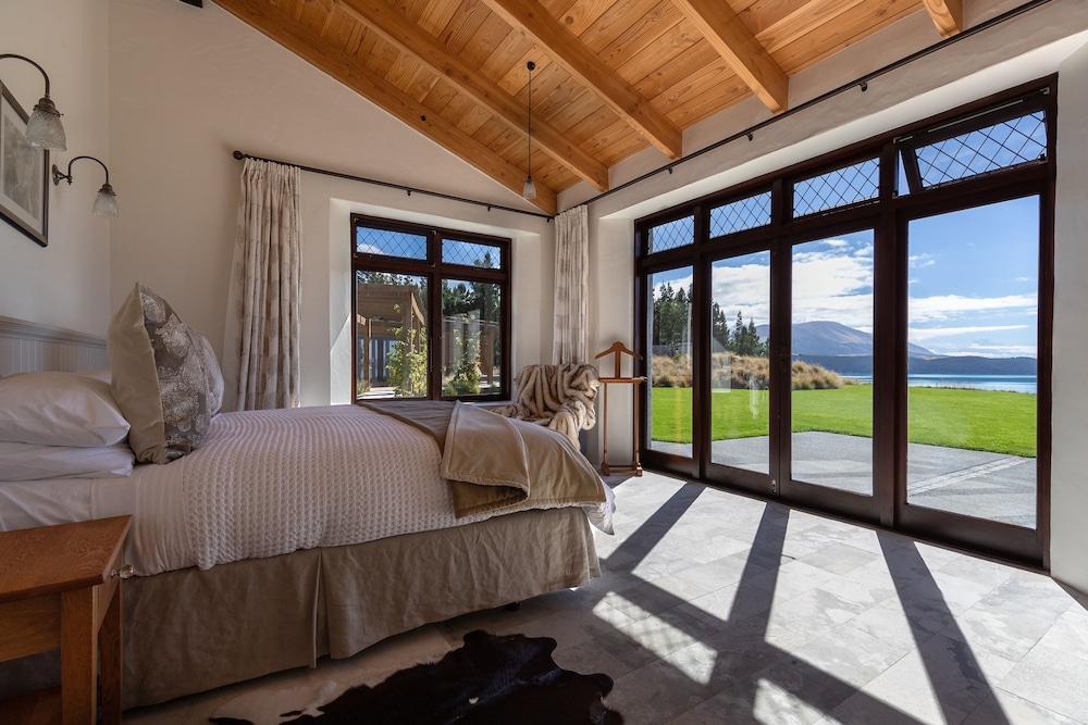 2 Bedrooms, Lake, Villa, King Bed, Lake and Kitchen