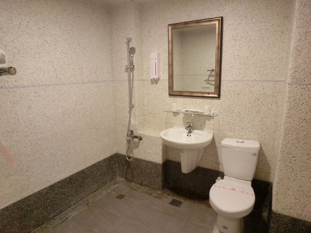 Lotus Yuan Business Hotel 23/23