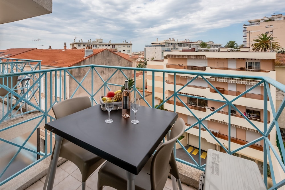 RESIDHOTEL LES CORALYNES 23/28