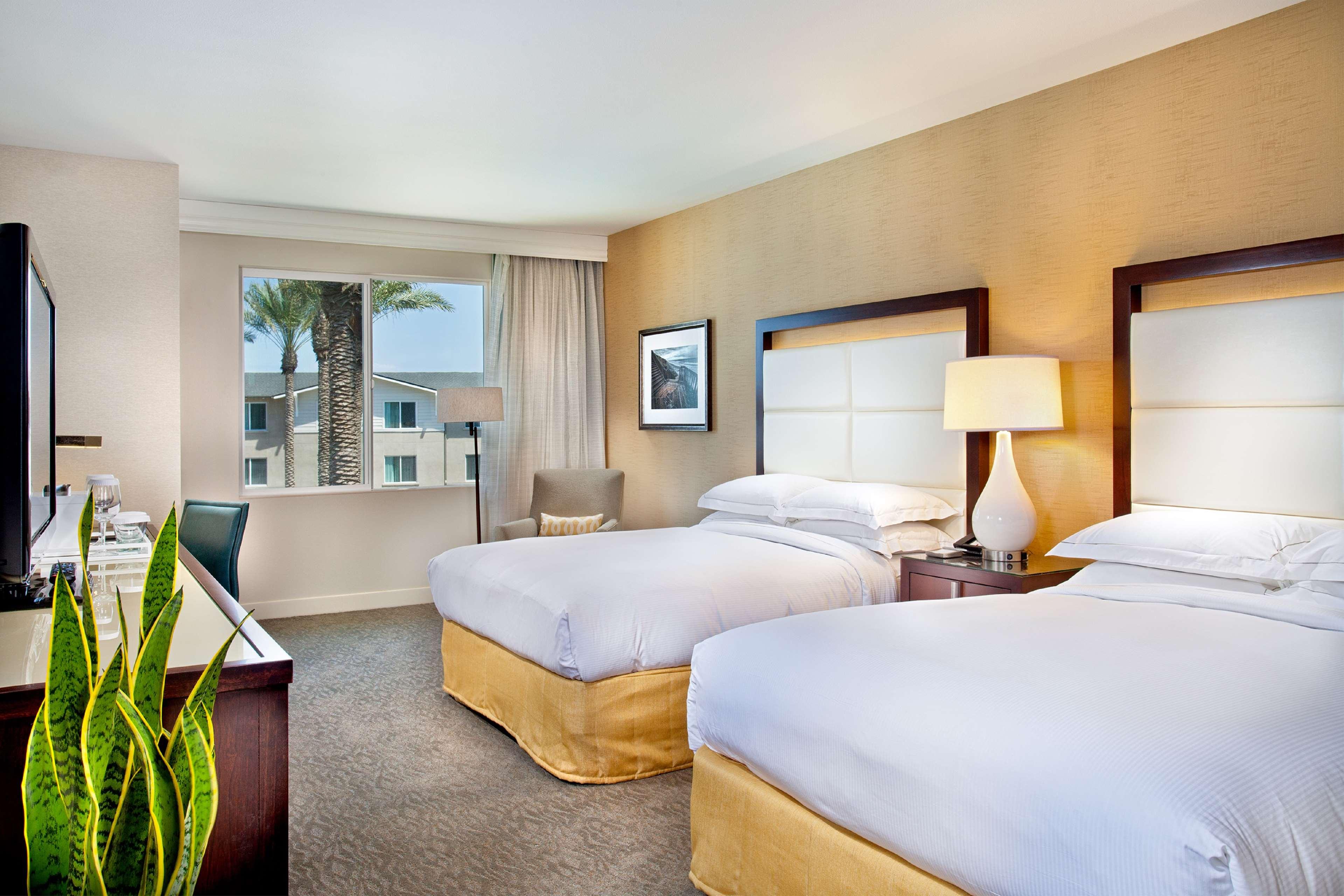 ROOM, 2 QUEEN BEDS, POOL VIEW, NO BALCONY